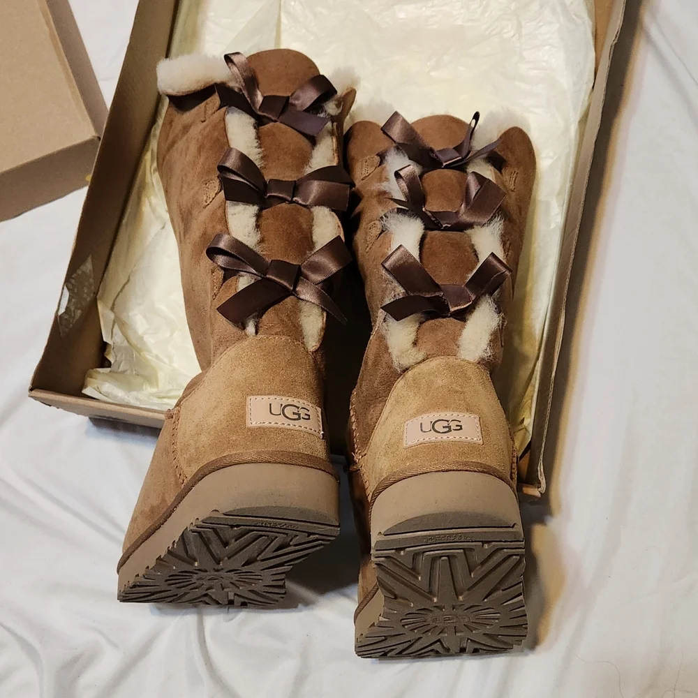 UGG Bailey Bow Tall II In Chestnut. Gently Worn A Few Times. Size 8. - Picture 4 of 6